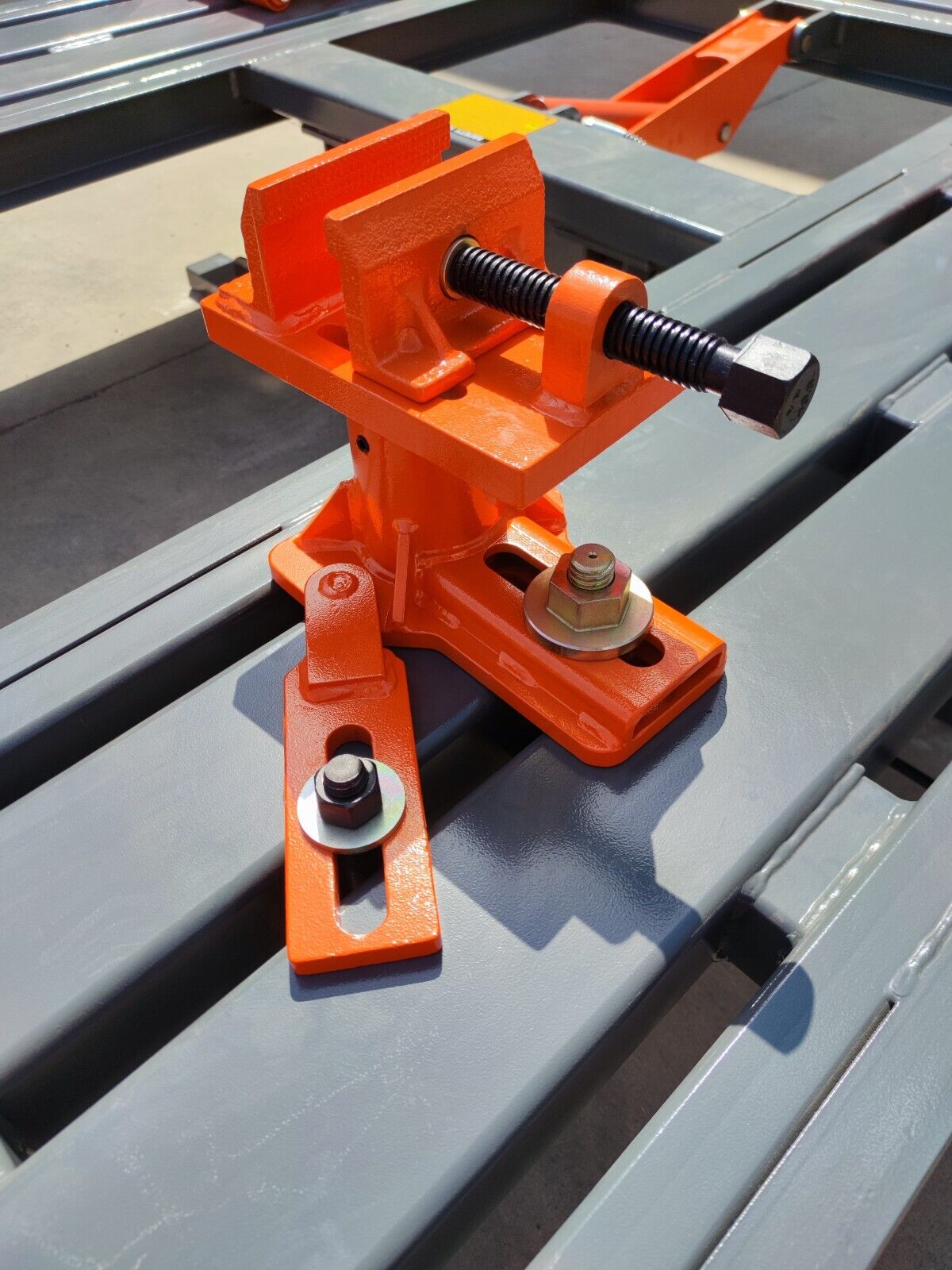 KT-198L adjustable vehicle frame clamp close-up