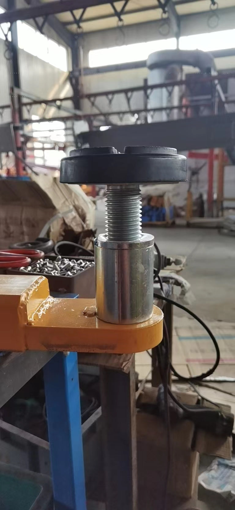 KATOOL KT-MP1 threaded screw pad fitted to a lift arm