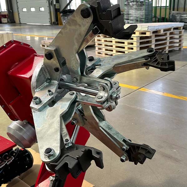 KT-T160 heavy-duty tire changer clamp mechanism detail