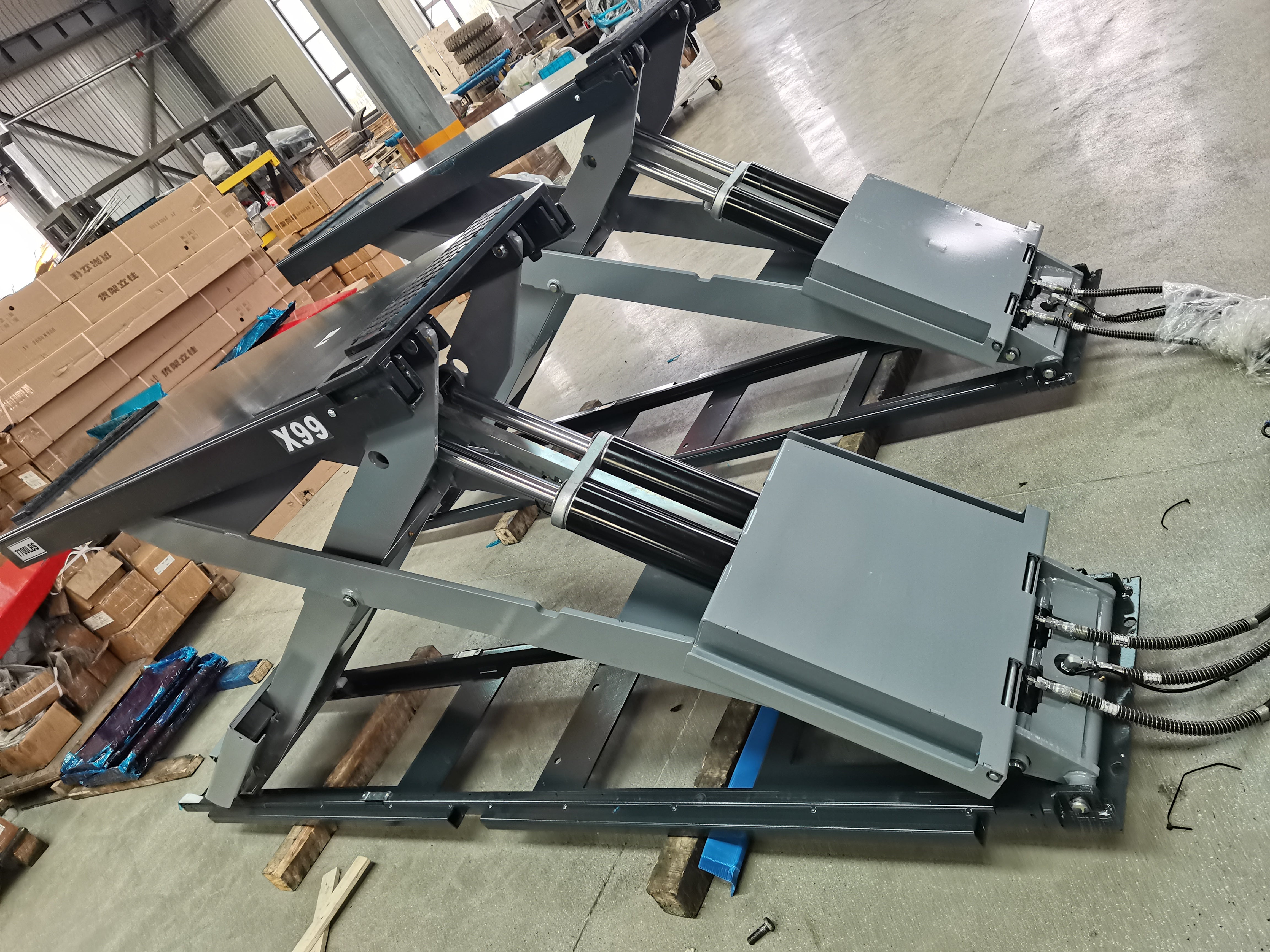 KT-X99 scissor lift in warehouse showing structure and hydraulic cylinders
