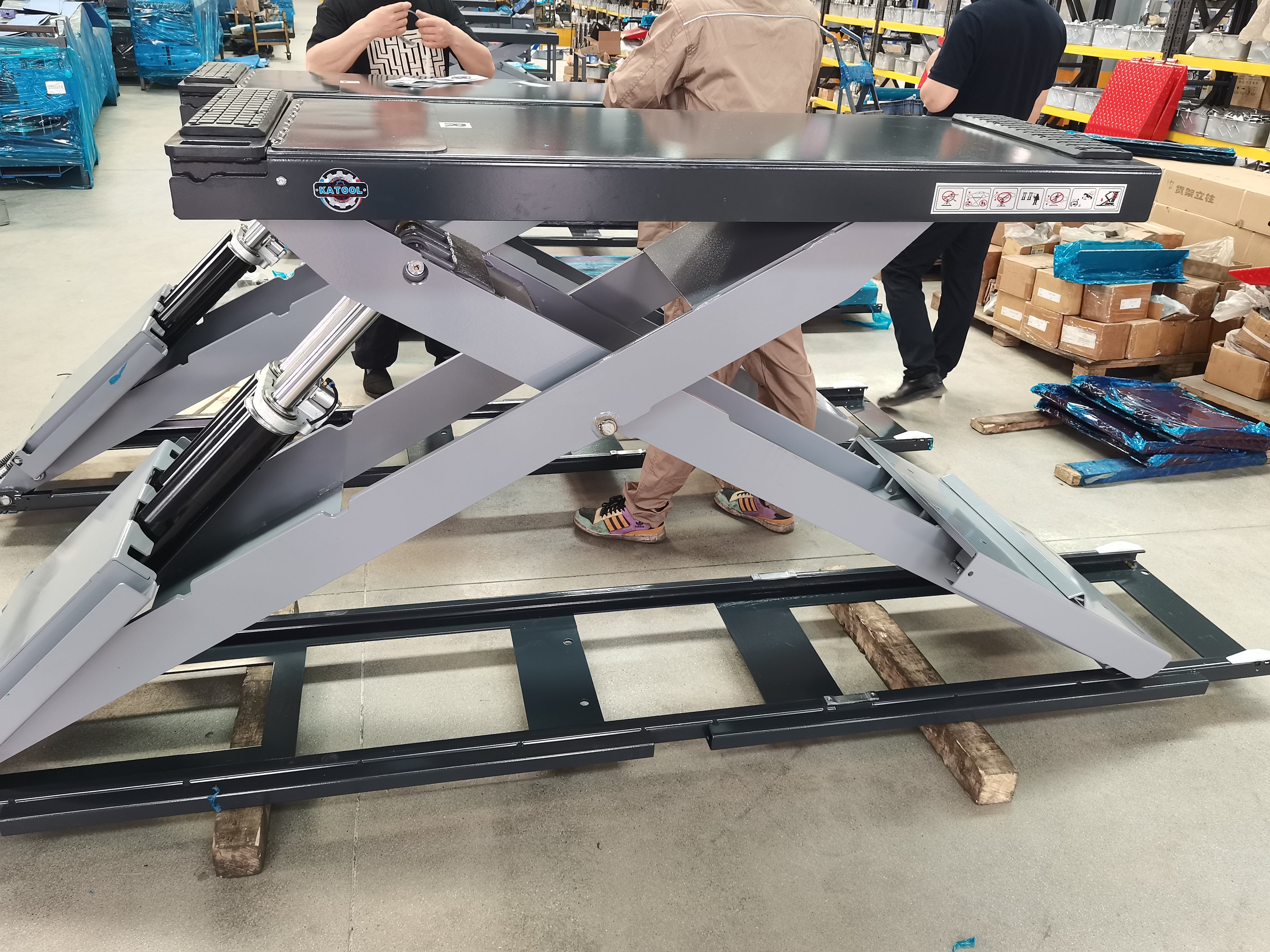 KT-X99 scissor mechanism and platform side detail