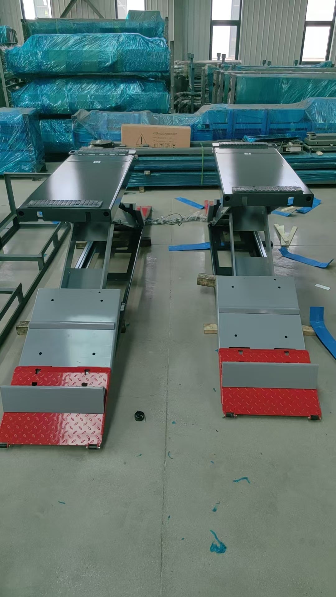 KT-X99 lowered platforms and red ramp sections in warehouse