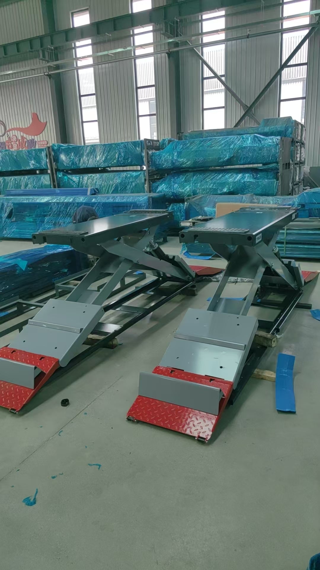 KT-X99 twin scissor lift platforms photographed in warehouse